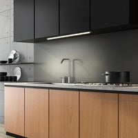 LumaBar Sensor instalada bajo mueble de cocina moderna