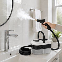 Limpiador a vapor en uso en el baño, sobre azulejos y grifería